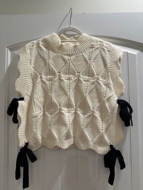 Cream Cable-Knit Sleeveless Sweater with Side Bow Ties